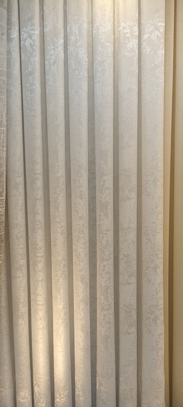 پرده کتان شاین دار طرح پتینه بدون نیاز به آستری رنگ سفید نقره ای یه کار شیک و جذاب ( خرید نقدی تخفیف هم دارد) (متری)