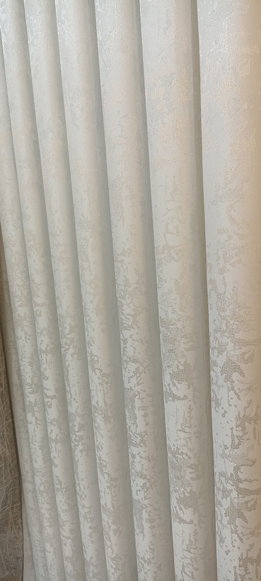 پرده کتان شاین دار طرح پتینه بدون نیاز به آستری رنگ سفید نقره ای یه کار شیک و جذاب ( خرید نقدی تخفیف هم دارد) (متری)