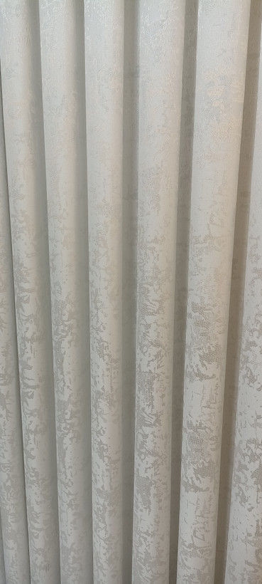 پرده کتان شاین دار طرح پتینه بدون نیاز به آستری رنگ سفید نقره ای یه کار شیک و جذاب ( خرید نقدی تخفیف هم دارد) (متری)